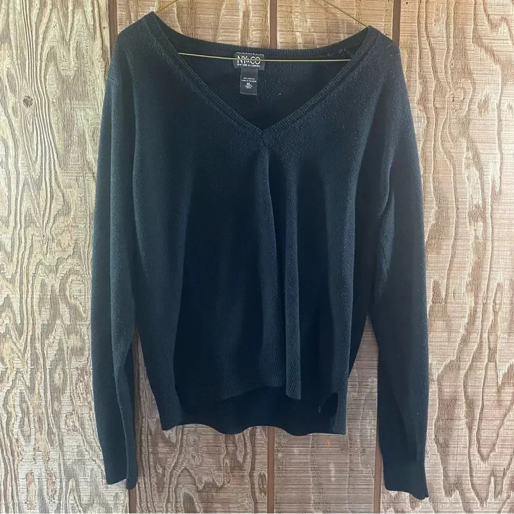 NY&Co Black V-Neck Acrylic Sweater 🕷️ 